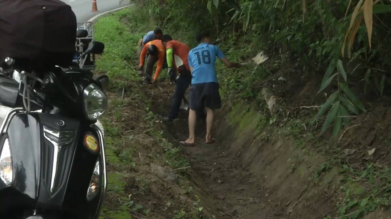 จิตอาสาทำความสะอาดทางขึ้นดอยสุเทพ1