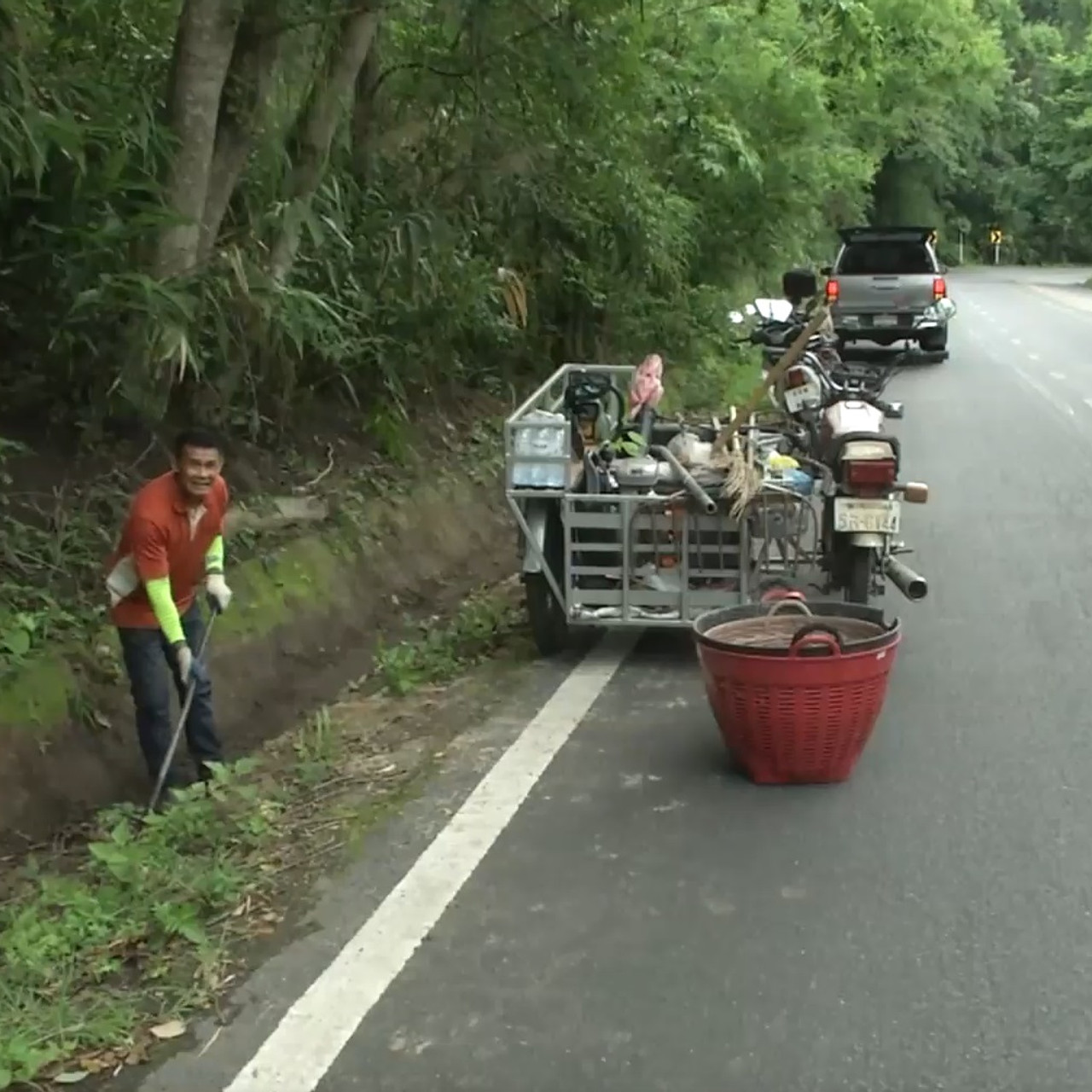 จิตอาสาทำความสะอาดทางขึ้นดอยสุเทพ3