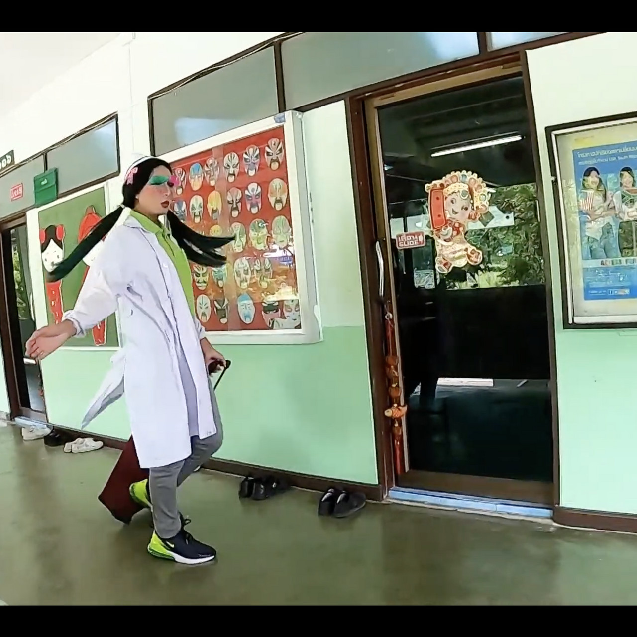 ครูบอลลี่ Lovely Teacher1