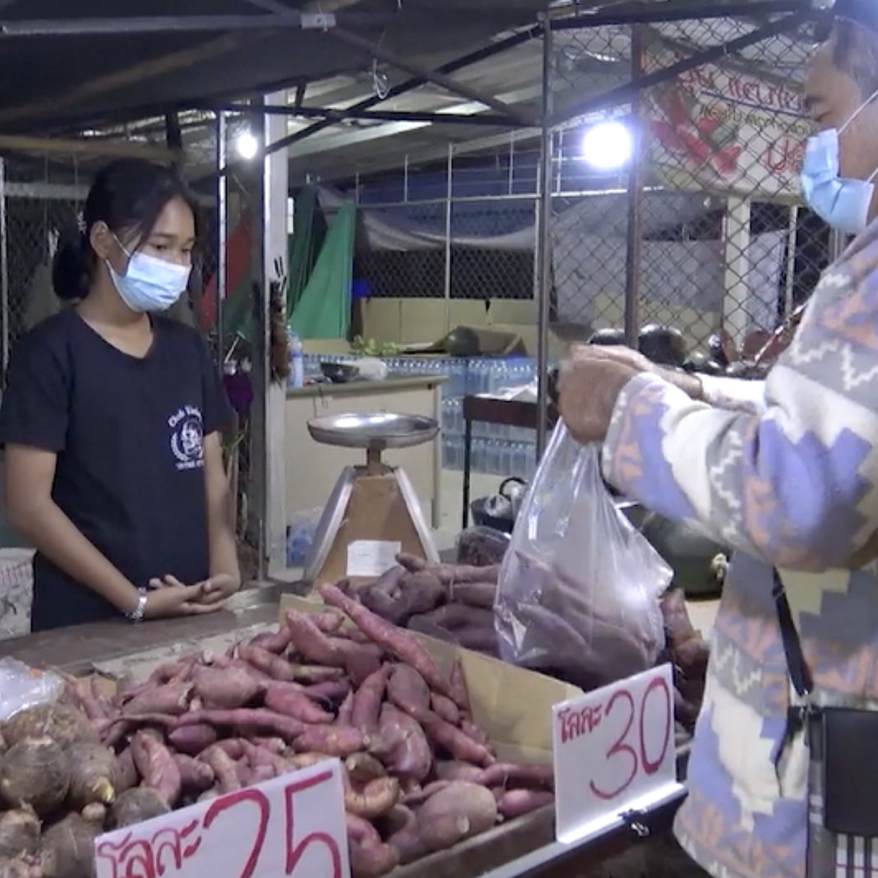 ผู้ค้าตลาดนัดปรับวิถีฝ่าโควิด-19-3