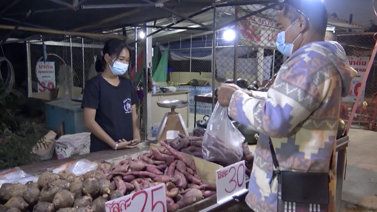 ผู้ค้าตลาดนัดปรับวิถีฝ่าโควิด-19-3