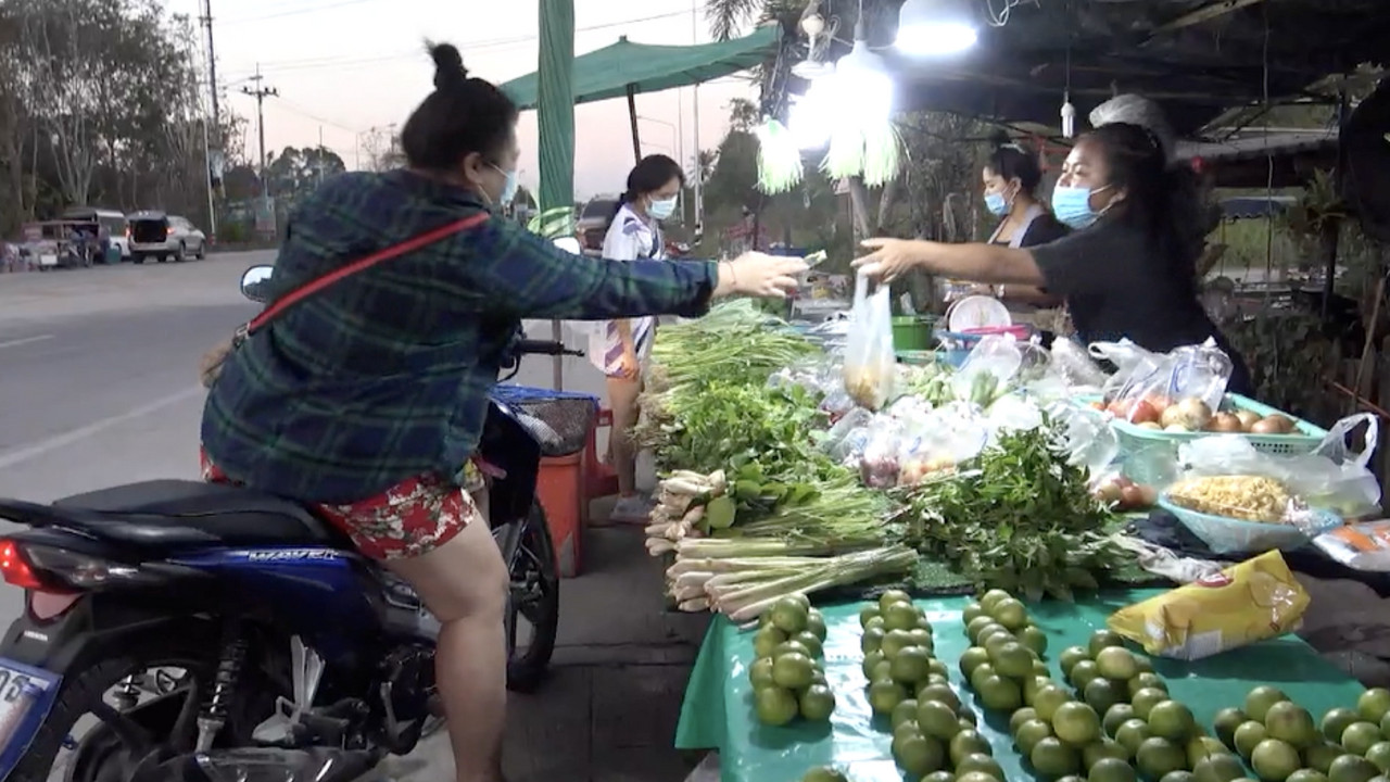ผู้ค้าตลาดนัดปรับวิถีฝ่าโควิด-19-2