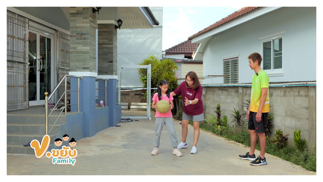 ข.ขยับ Family
