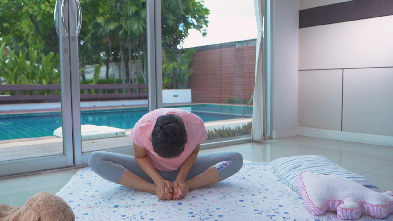 ท่ายืดขาก่อนนอน 