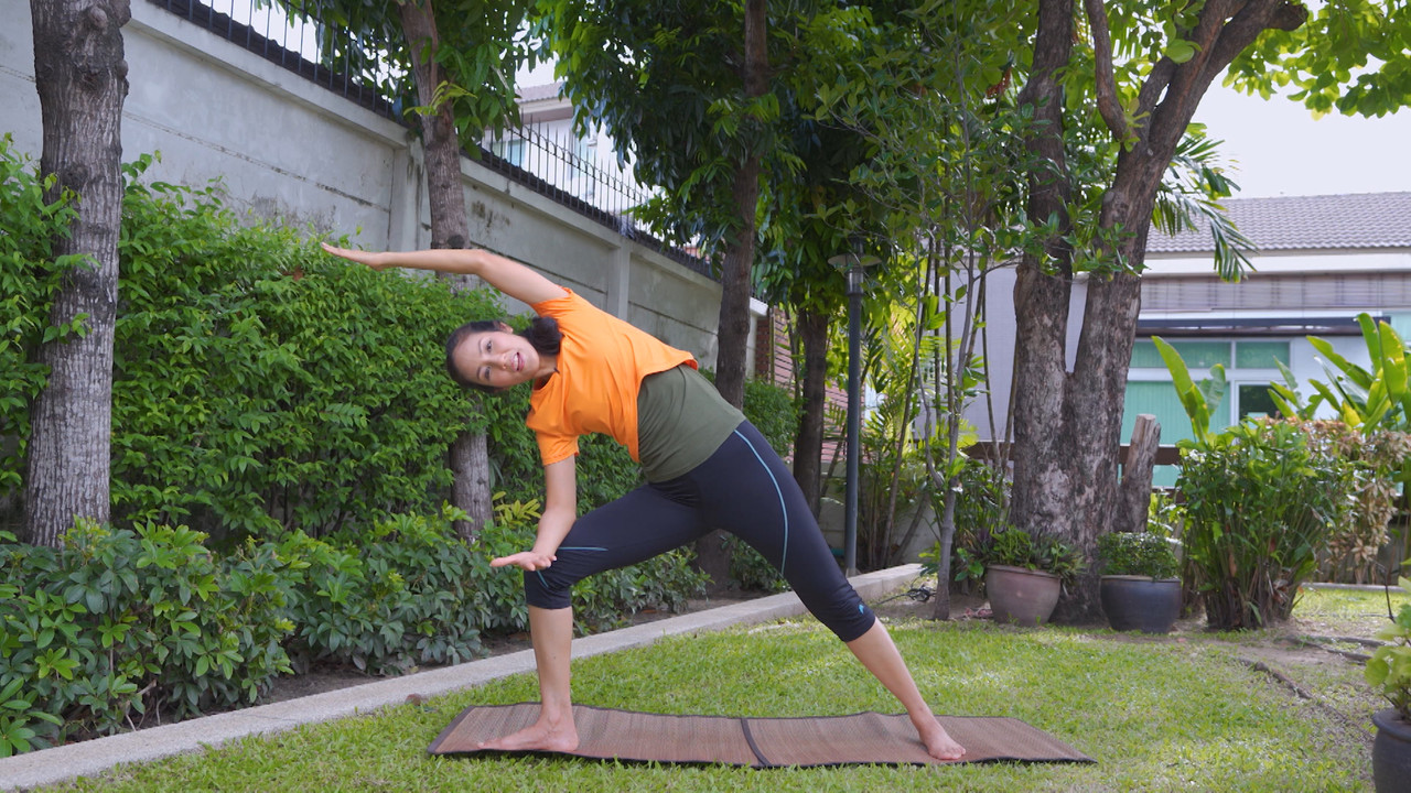 ออกกำลังกายเป็นท่าพระจันทร์ 