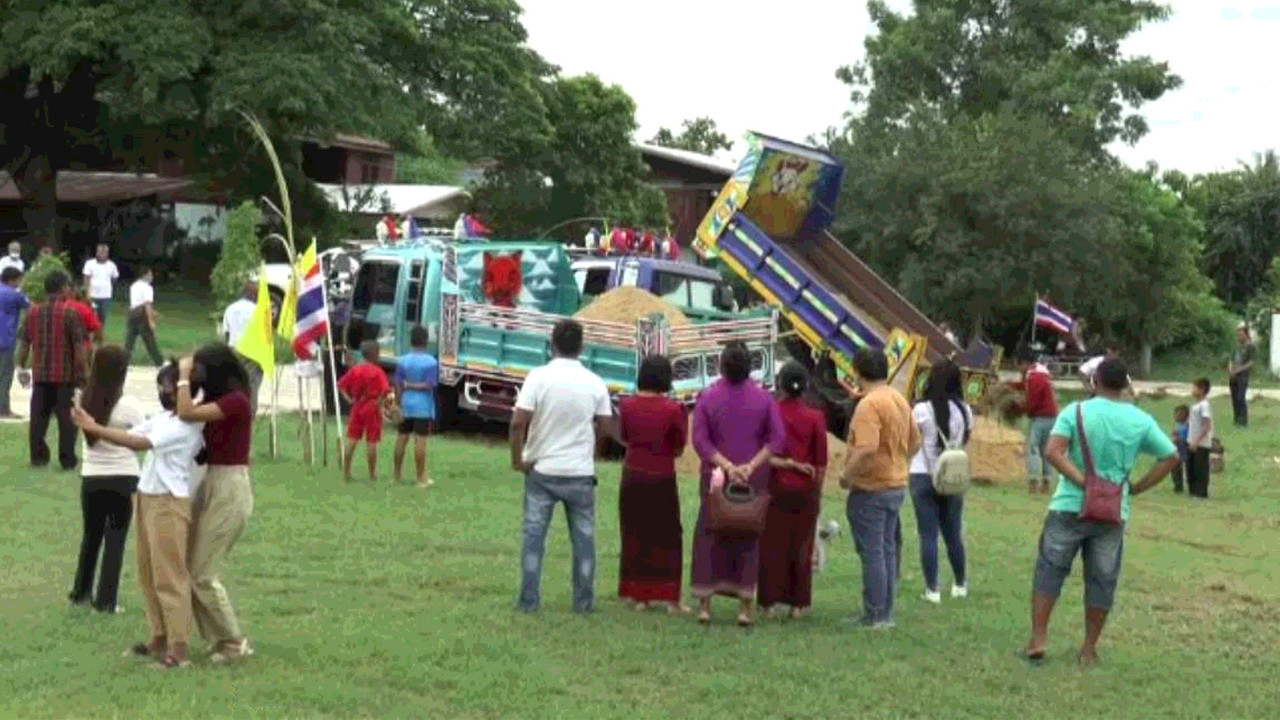 วัยรุ่นขนทรายเข้าวัดทำบุญกฐิน จ. นครราชสีมา