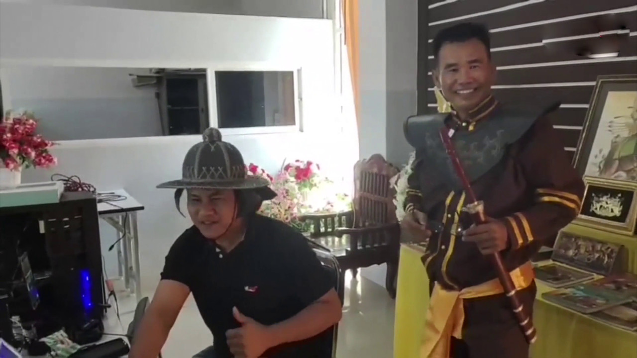ครูแต่งกายชุดนักรบสอนออนไลน์  