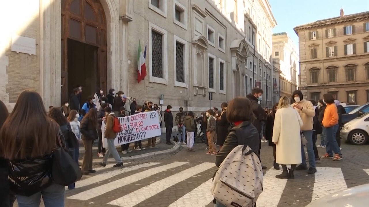 นักเรียนอิตาลีประท้วงรัฐบาลช่วยเหลือการเรียนยุคโควิด-19