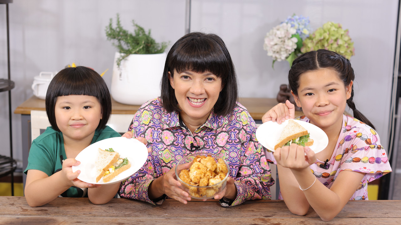 นักเก็ตไก่ สลัดโคลสลอว์และมันบด 