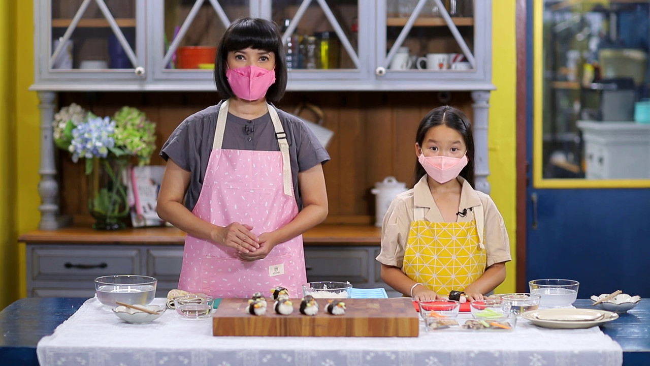 ข้าวปั้นปลาทูห่อสาหร่ายและพุดดิ้งชาเขียว