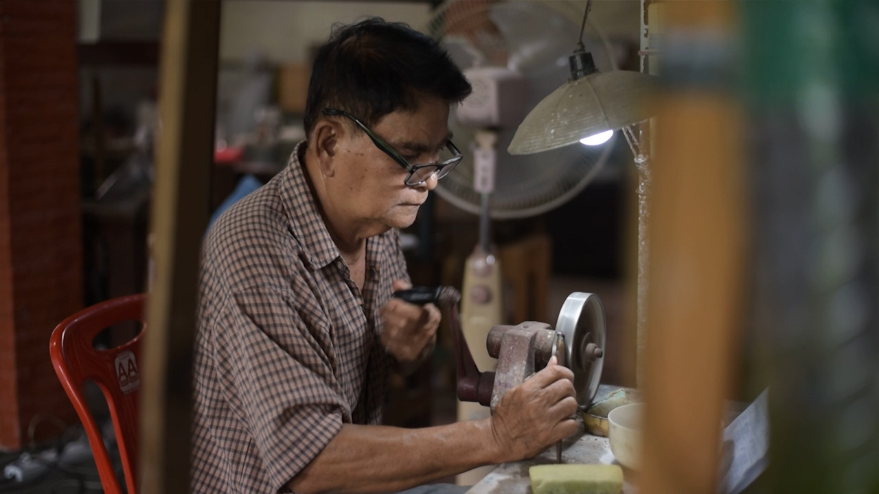 ช่างพลอยวิถีโบราณกับคลองประเวศบุรีรมย์